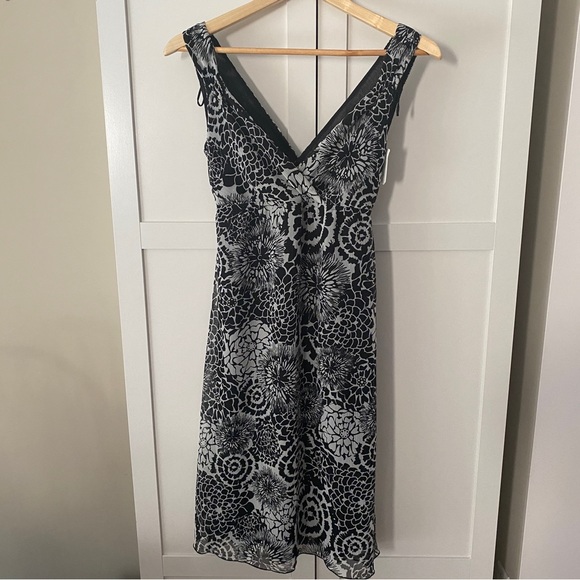 NEW WITH TAGS: H&M Black & White Print Dress - Size 4 - Picture 3 of 3